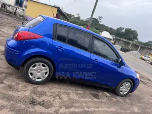 Nissan Versa 1.8 SL Hatchback 2011 Blue