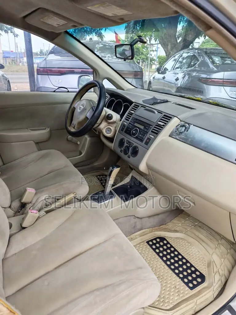 Nissan Versa 2007 Gold