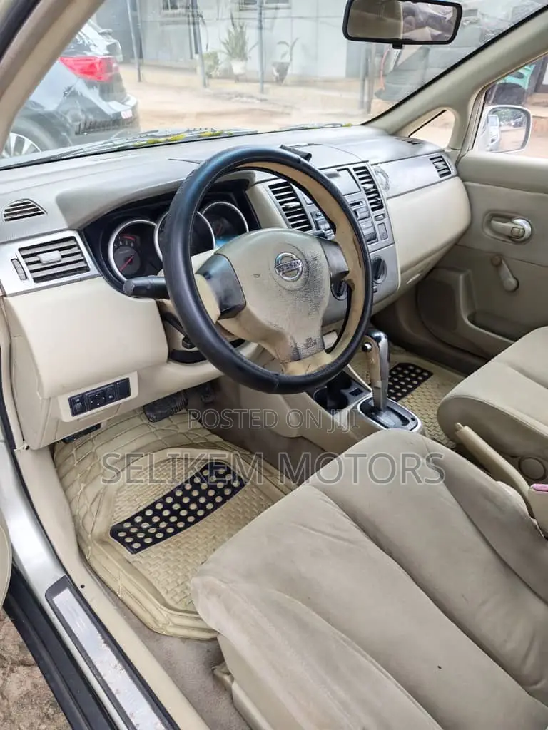 Nissan Versa 2007 Gold
