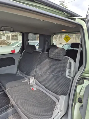 Toyota Sienta 2011 Green