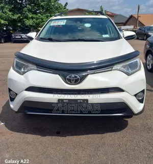 Toyota RAV4 XLE 4dr SUV (2.5L 4cyl 6A) 2018 White