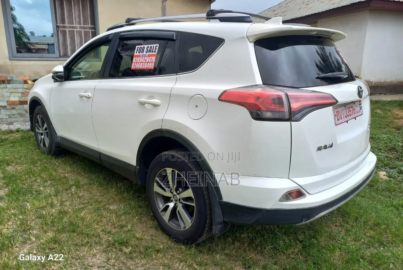 Toyota RAV4 XLE 4dr SUV (2.5L 4cyl 6A) 2018 White