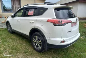 Toyota RAV4 XLE 4dr SUV (2.5L 4cyl 6A) 2018 White