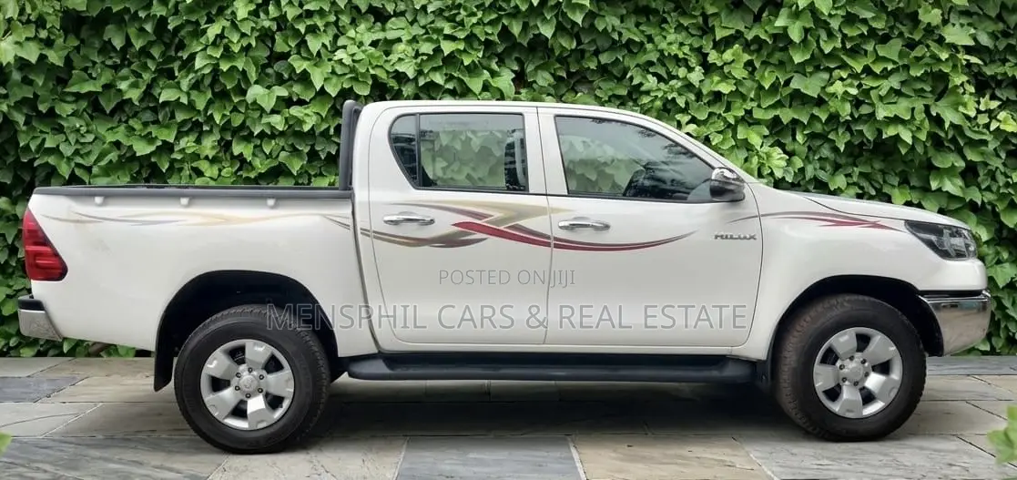 Toyota Hilux 2025 White