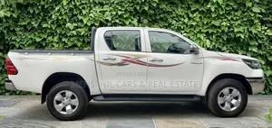 Toyota Hilux 2025 White