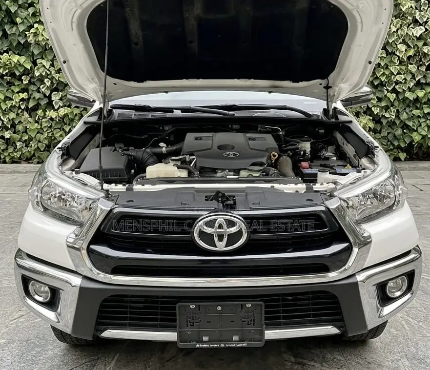 Toyota Hilux 2025 White