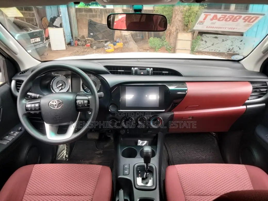Toyota Hilux 2025 White