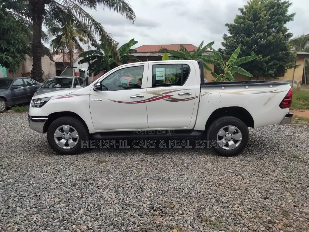 Toyota Hilux 2025 White