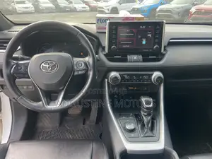 Toyota RAV4 XSE 2019 White