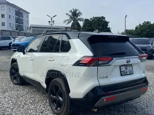 Toyota RAV4 XSE 2019 White