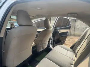 Toyota Corolla LE 4dr Sedan (1.8L 4cyl CVT) 2015 White