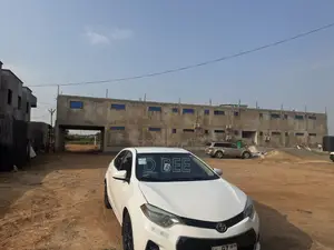 Toyota Corolla LE 4dr Sedan (1.8L 4cyl CVT) 2015 White