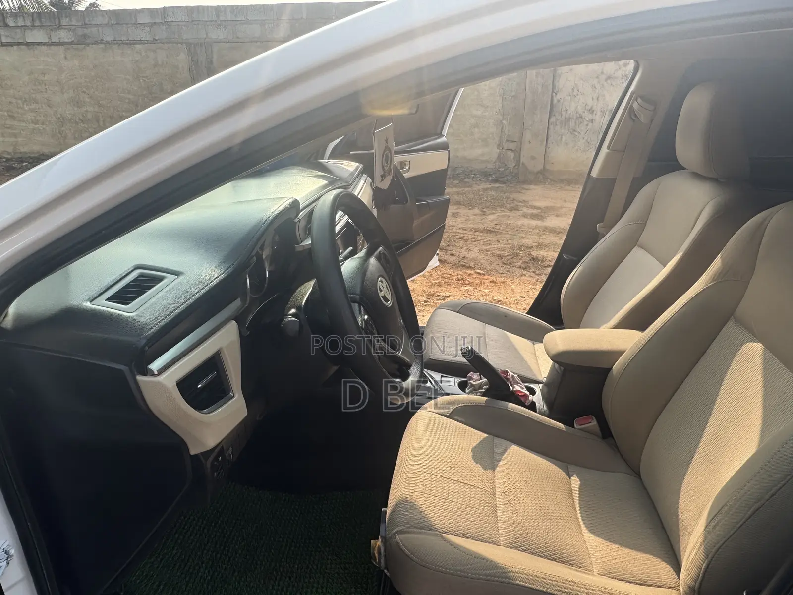 Toyota Corolla LE 4dr Sedan (1.8L 4cyl CVT) 2015 White