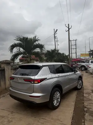 Mitsubishi Outlander ES 2024 Silver