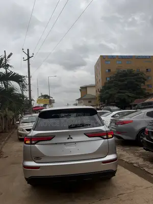 Mitsubishi Outlander ES 2024 Silver