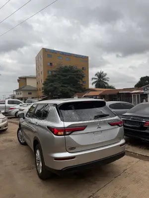 Mitsubishi Outlander ES 2024 Silver