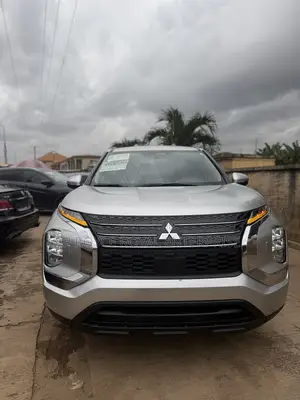 Mitsubishi Outlander ES 2024 Silver