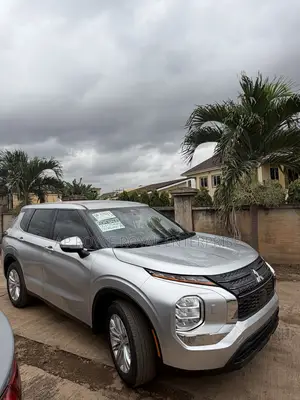Mitsubishi Outlander ES 2024 Silver