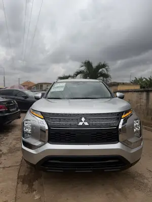 Mitsubishi Outlander ES 2024 Silver