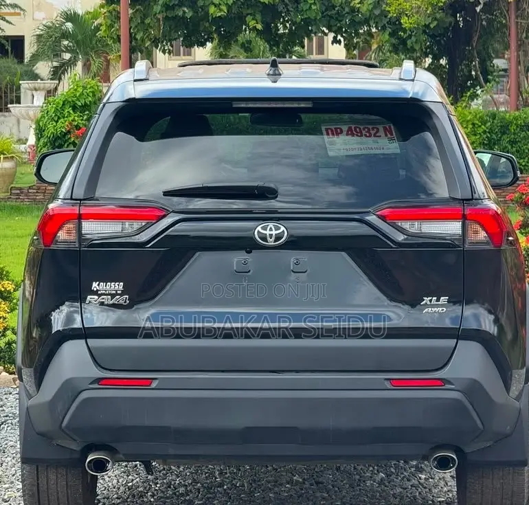 Toyota RAV4 XLE Premium AWD 2024 Black