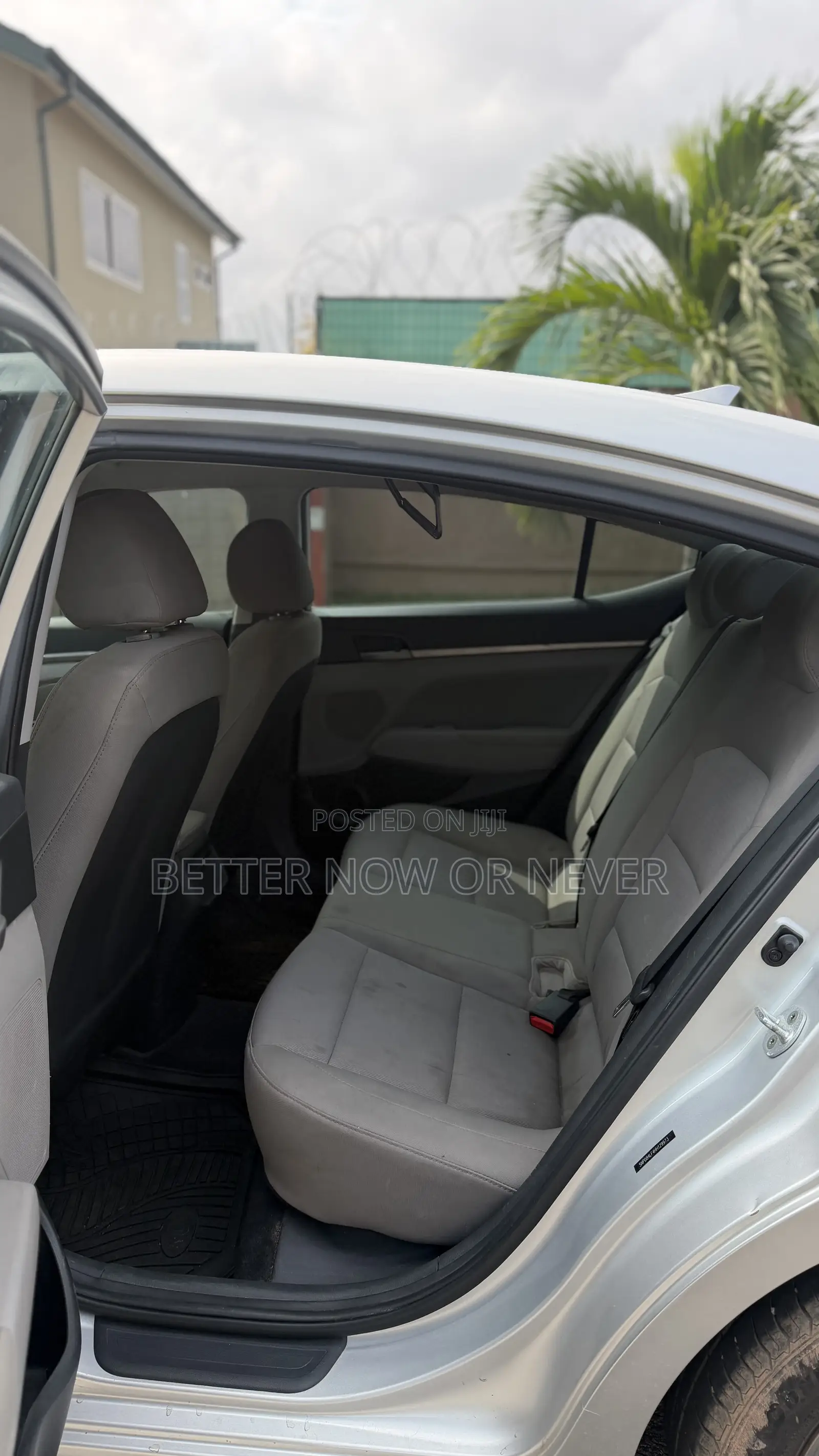 Hyundai Elantra SE Sedan FWD (2.0L 4cyl 6M) 2017 Gray