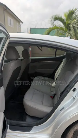 Hyundai Elantra SE Sedan FWD (2.0L 4cyl 6M) 2017 Gray