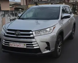 Toyota Highlander LE Plus 2019 Silver