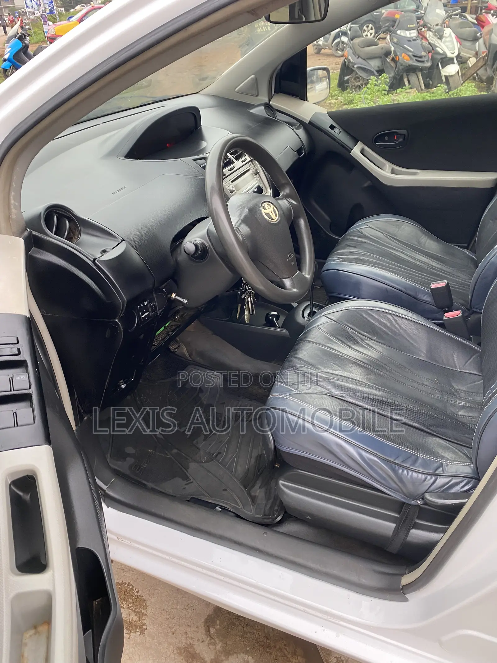 Toyota Vitz 1.3 AWD 5dr 2010 White
