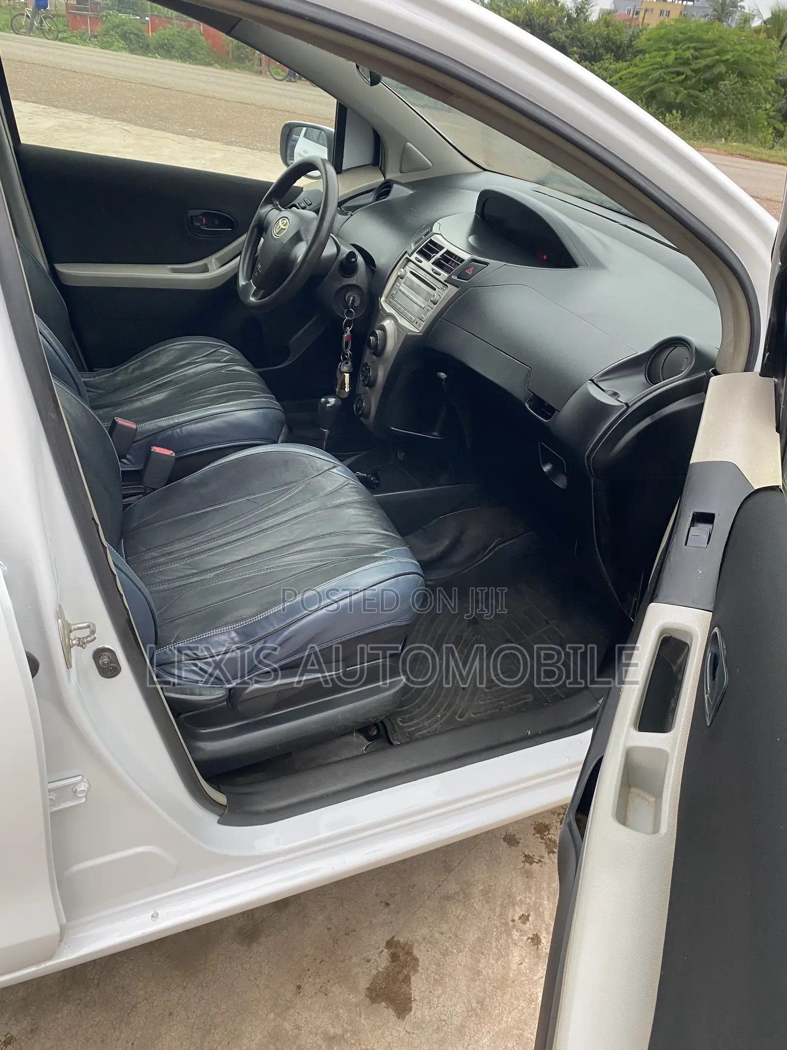 Toyota Vitz 1.3 AWD 5dr 2010 White