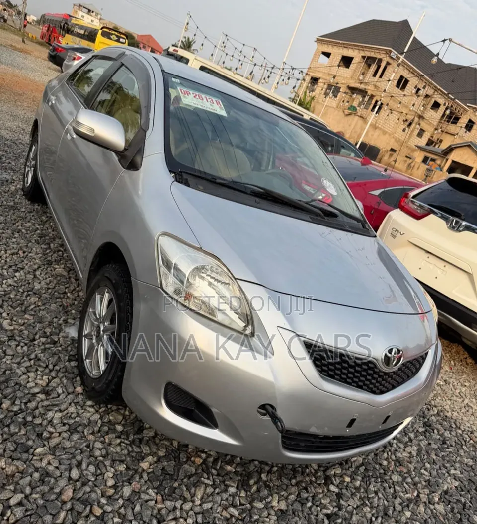 Toyota Belta 2010 Silver