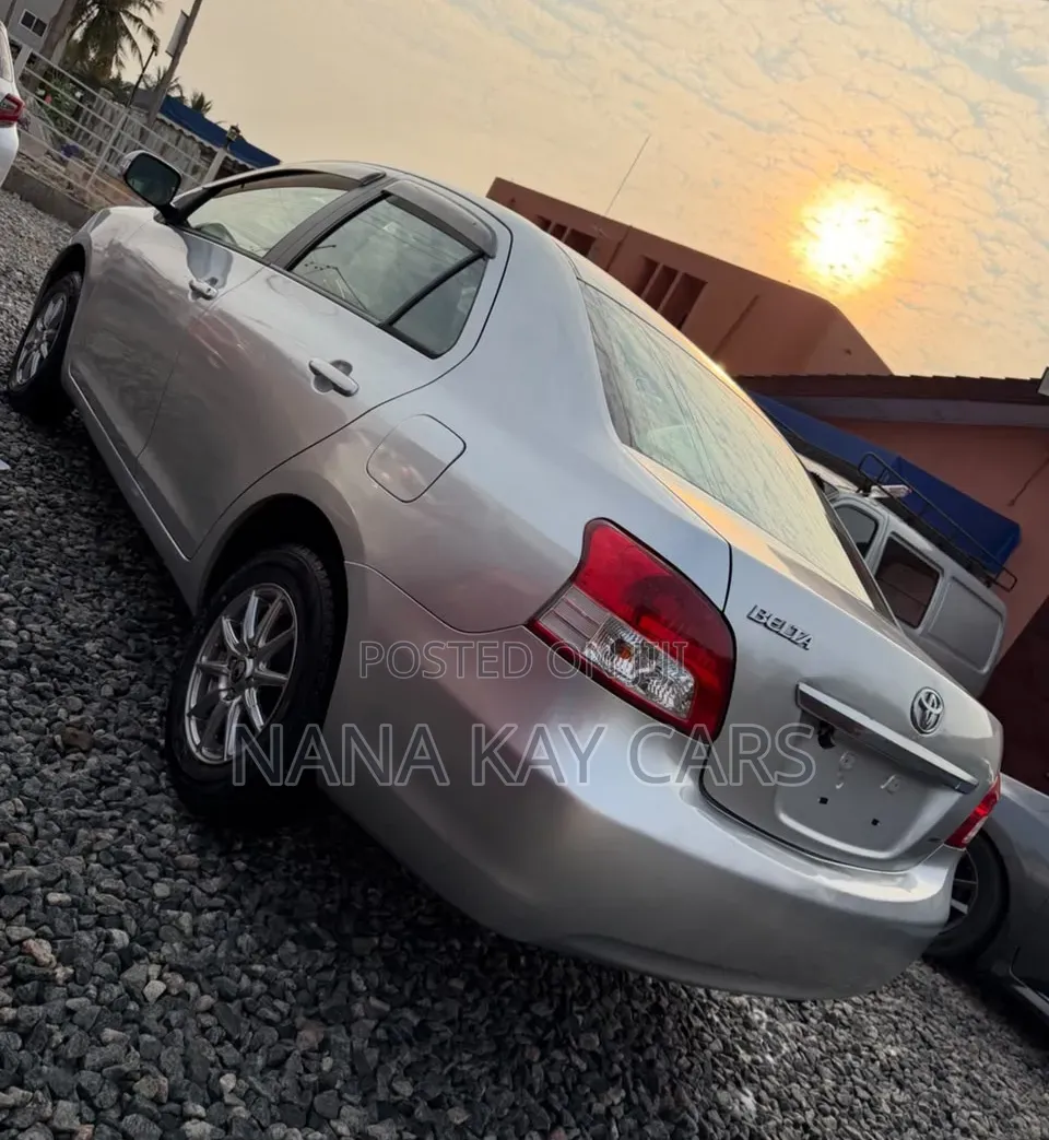 Toyota Belta 2010 Silver