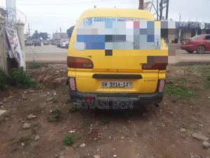 Mitsubishi L300 2004 Yellow