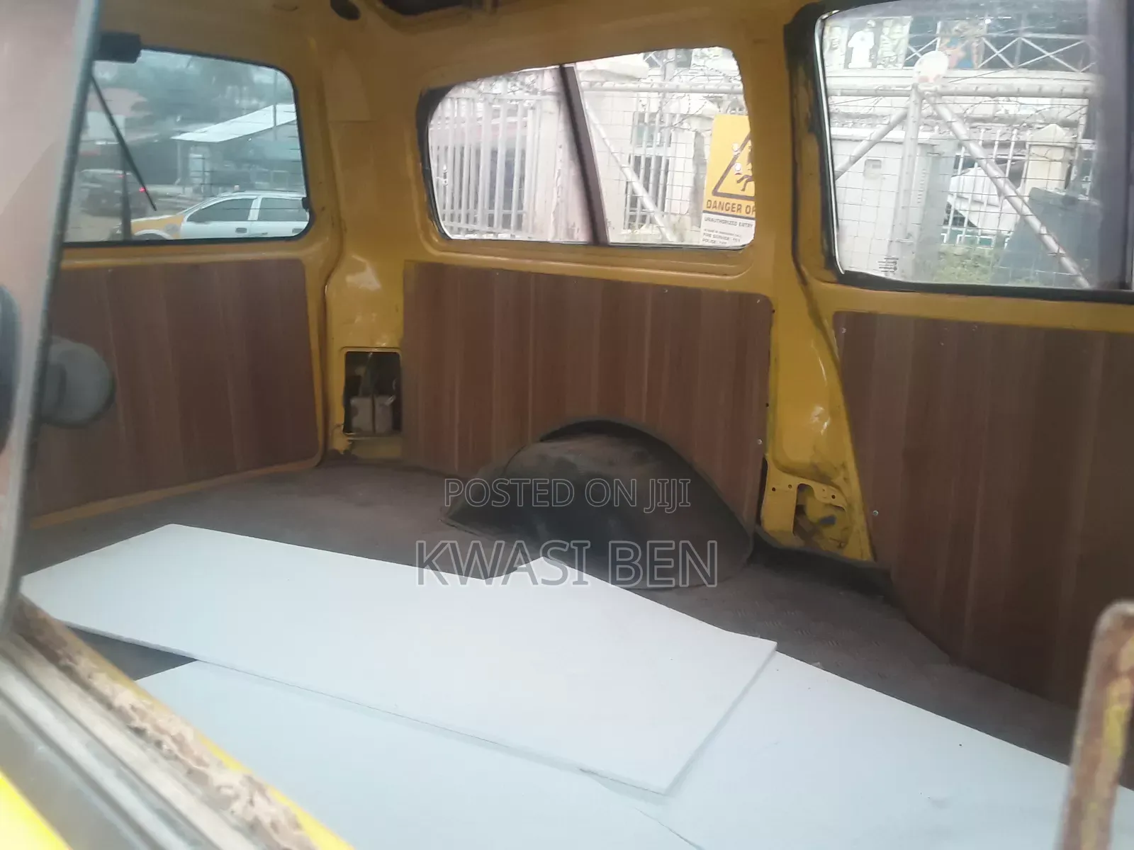 Mitsubishi L300 2004 Yellow