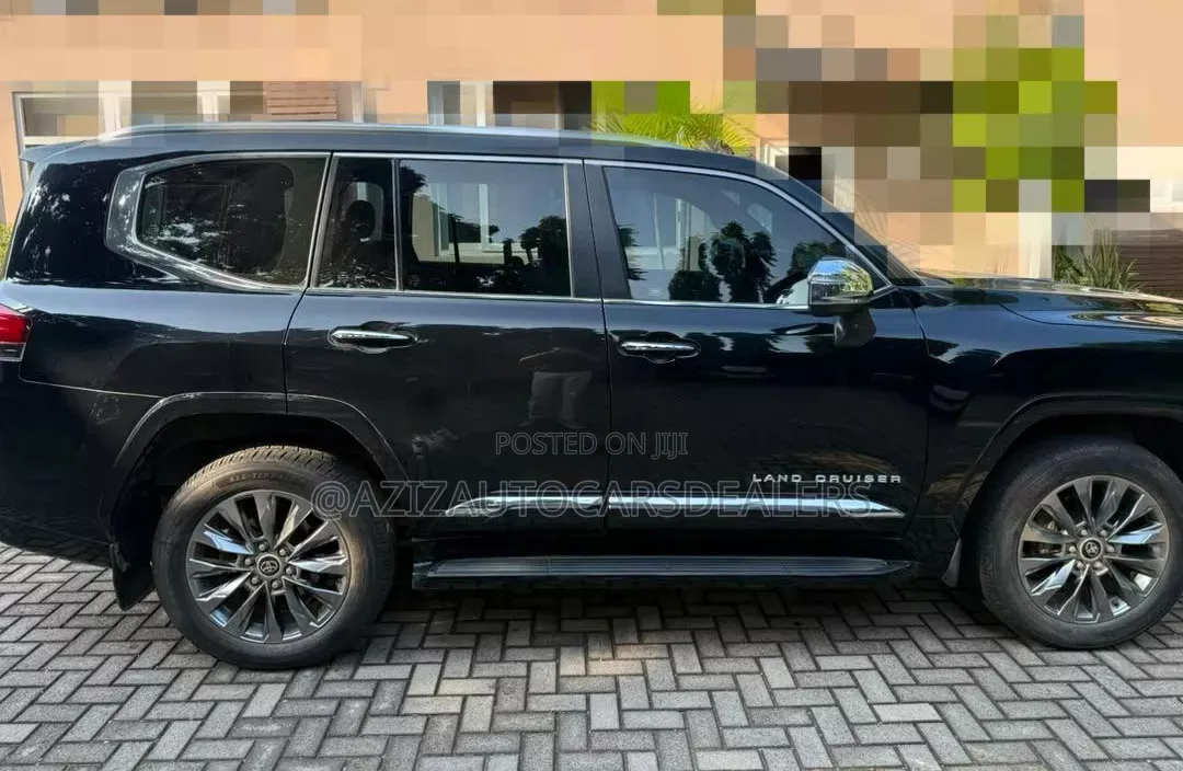 Toyota Land Cruiser LC300 2024 Black