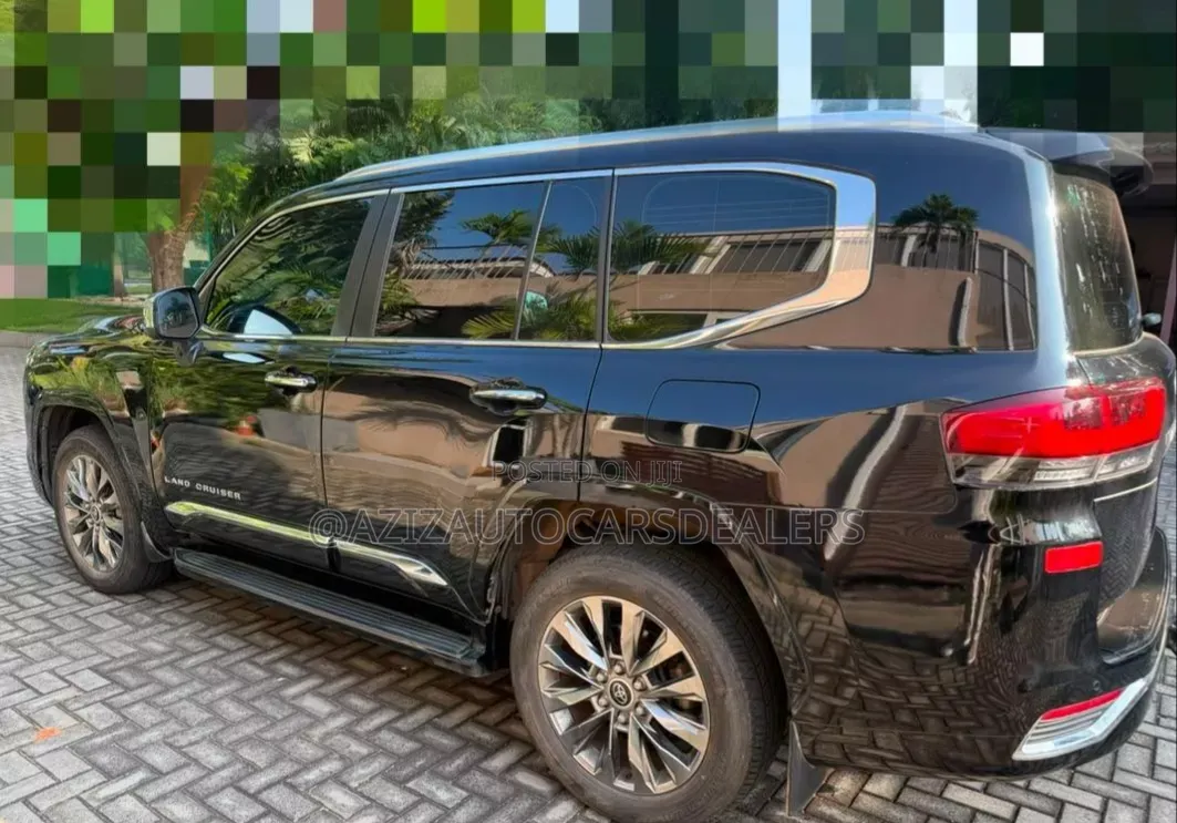 Toyota Land Cruiser LC300 2024 Black