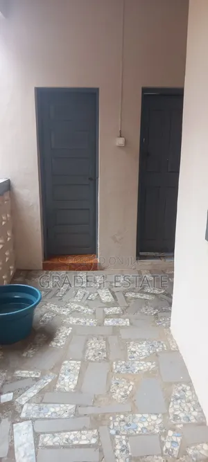 1bdrm Room & Parlour in Grade 1 Estate, Kumasi Metropolitan for rent