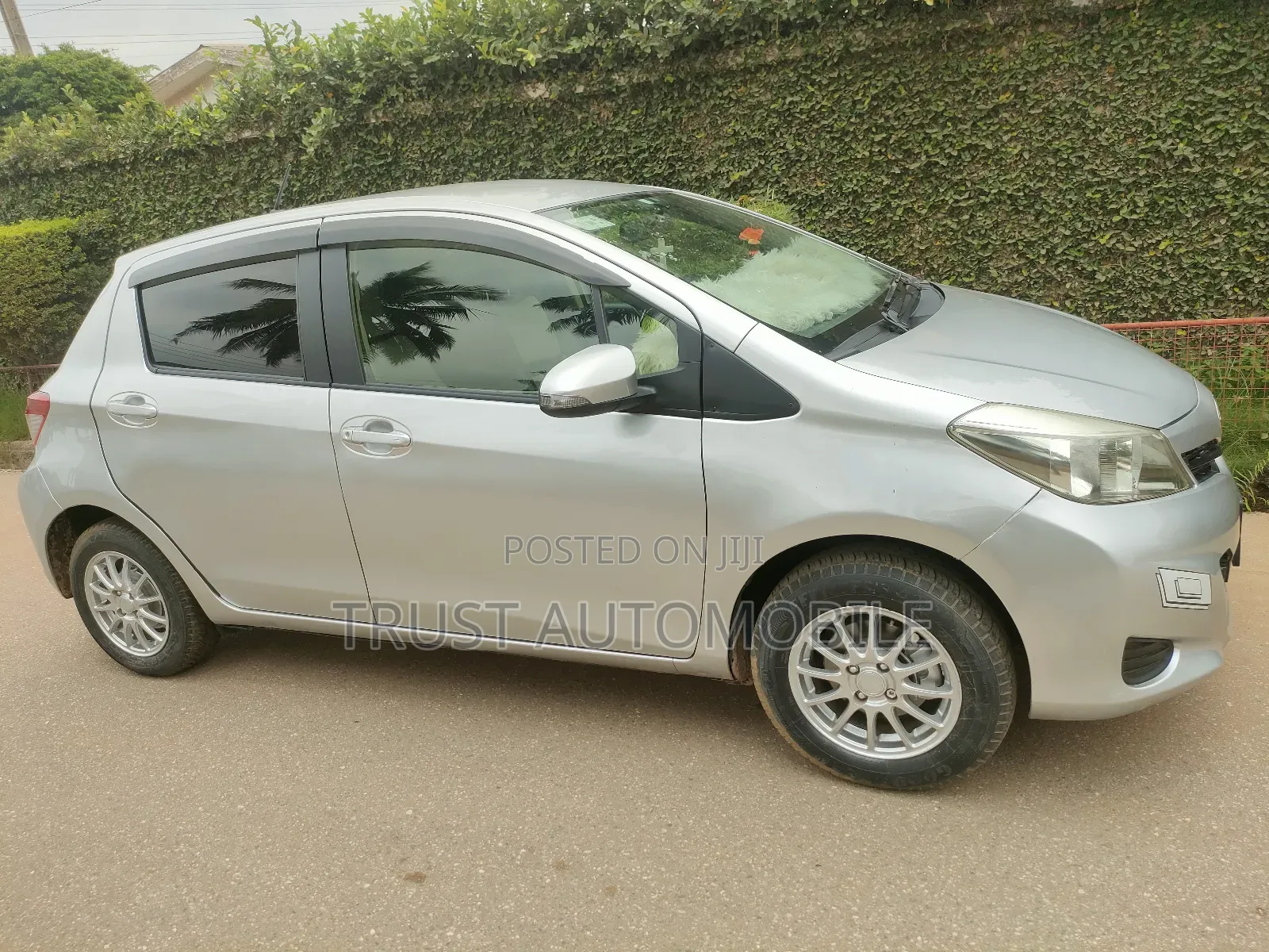 Toyota Vitz 1.3 FWD 5dr 2013 Silver