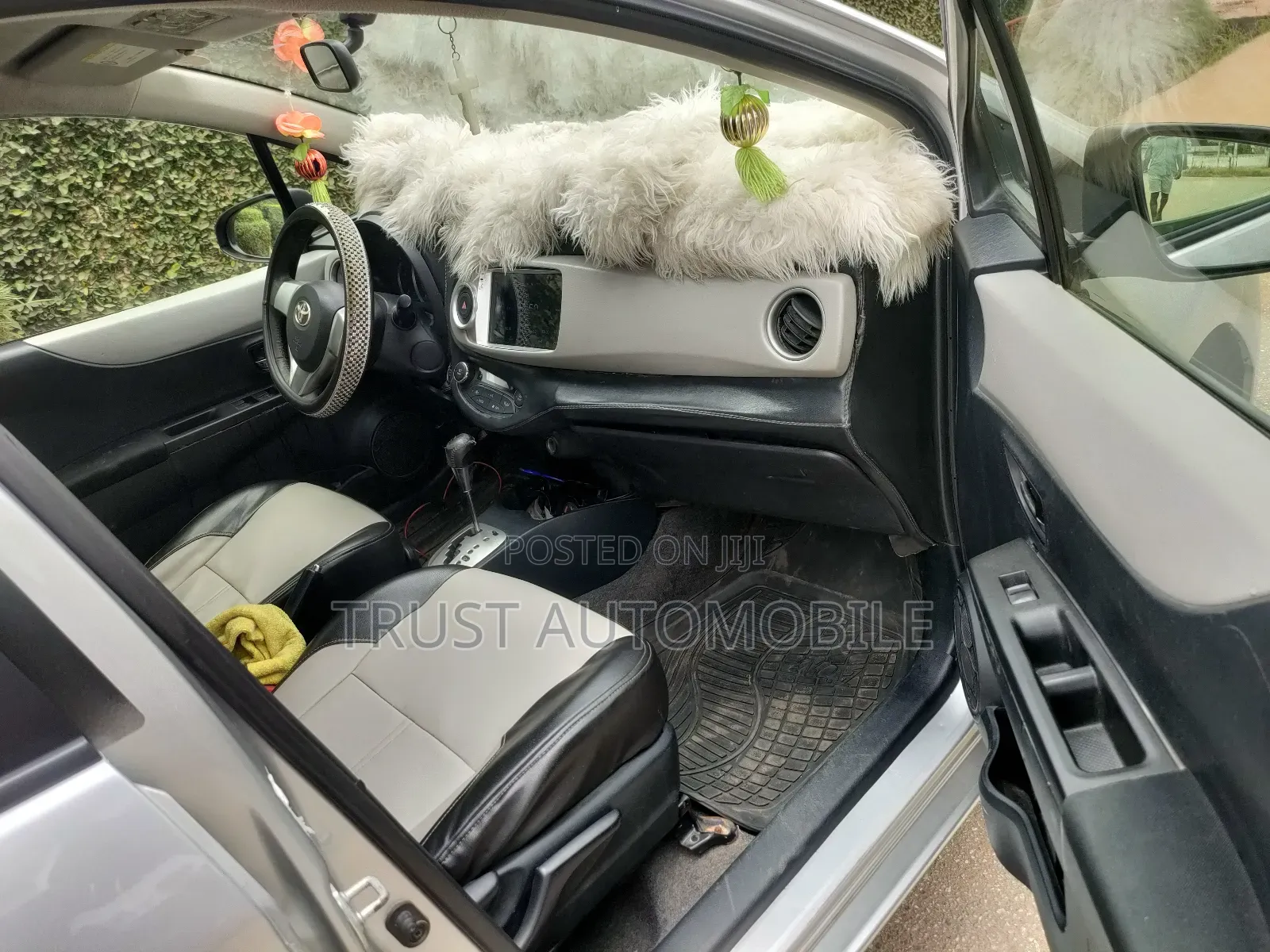Toyota Vitz 1.3 FWD 5dr 2013 Silver
