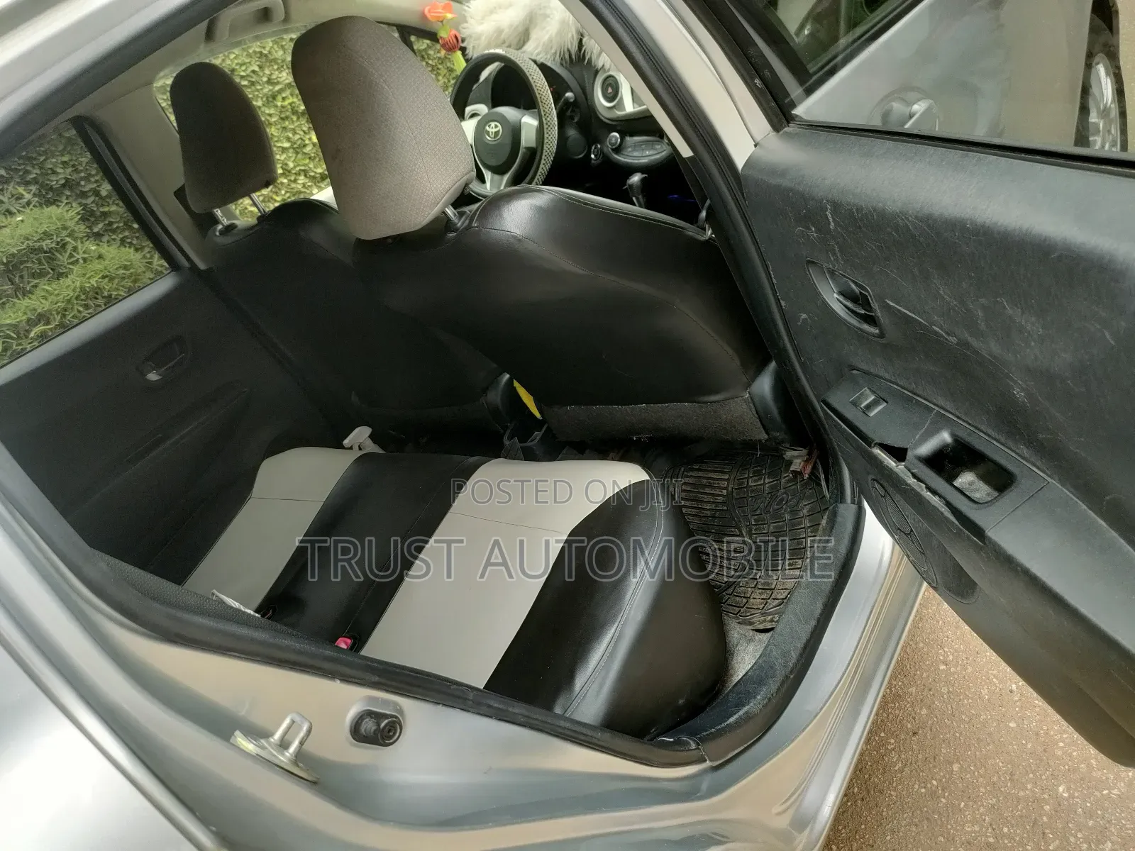 Toyota Vitz 1.3 FWD 5dr 2013 Silver