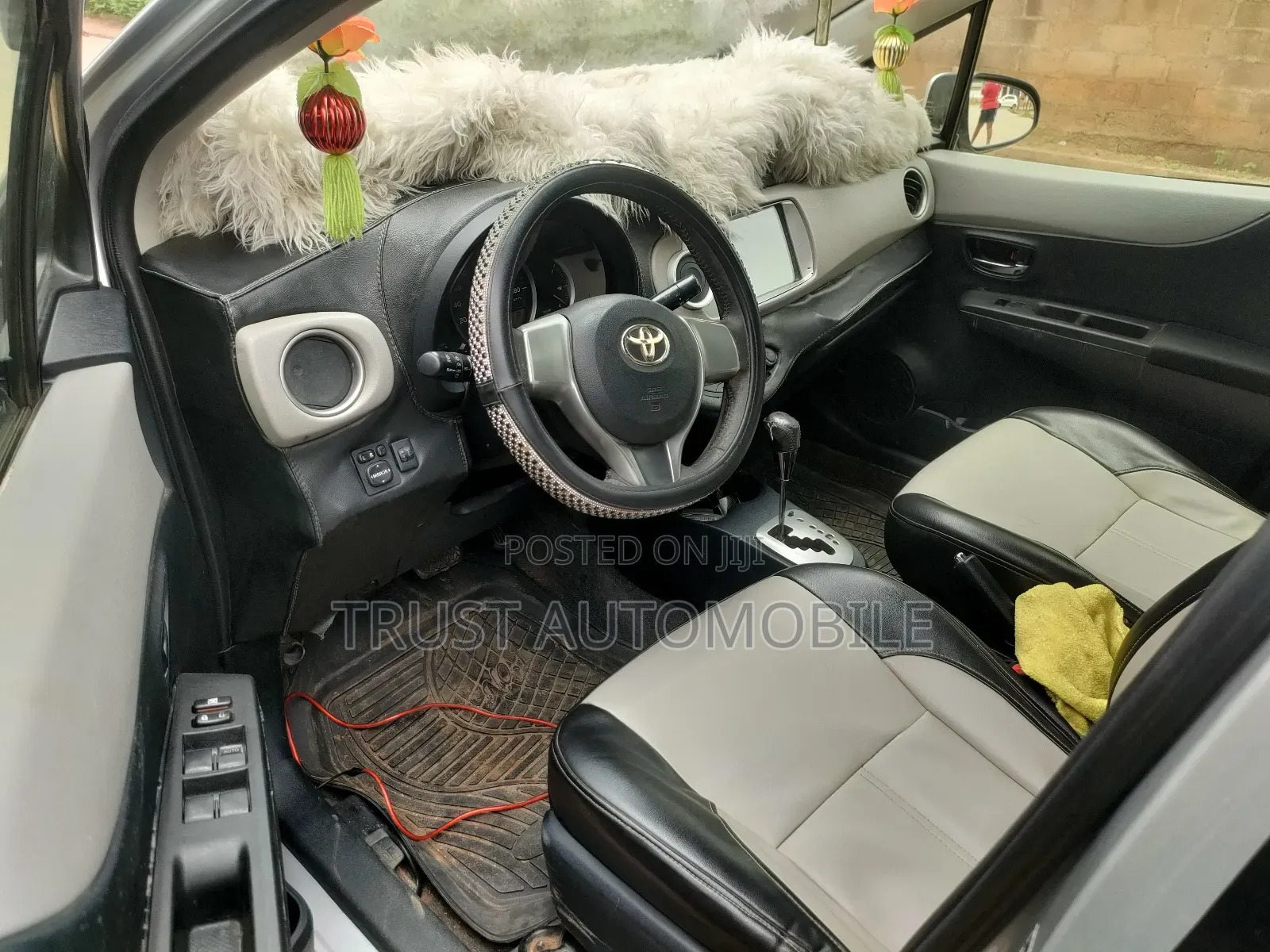 Toyota Vitz 1.3 FWD 5dr 2013 Silver