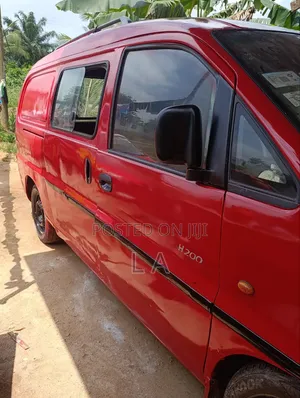 Hyundai Starex 2004 Red