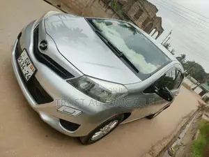 Toyota Vitz 1.3 FWD 5dr 2013 Silver