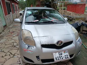 Toyota Vitz 2010 Silver
