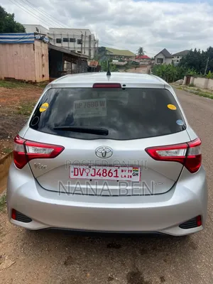 Toyota Vitz 2017 Silver