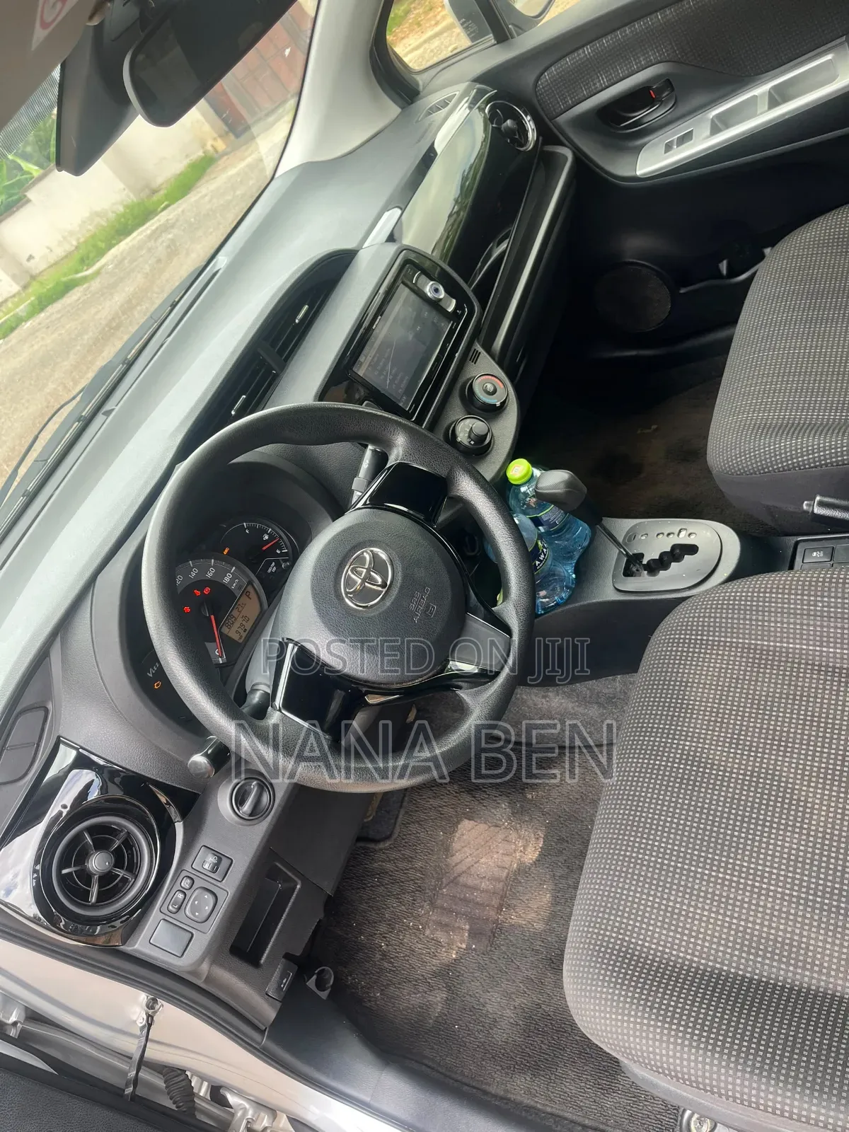 Toyota Vitz 2017 Silver