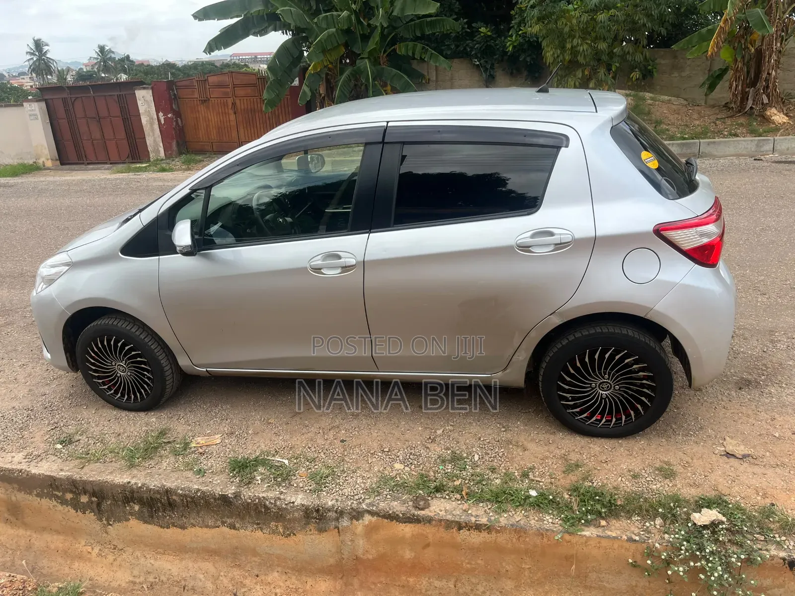 Toyota Vitz 2017 Silver