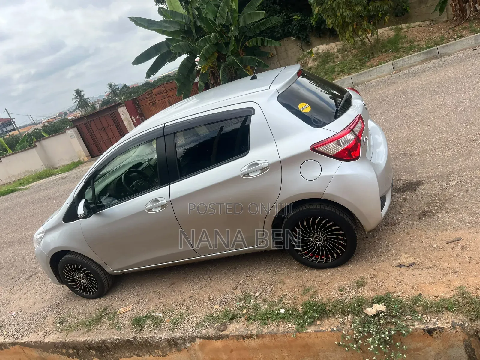 Toyota Vitz 2017 Silver