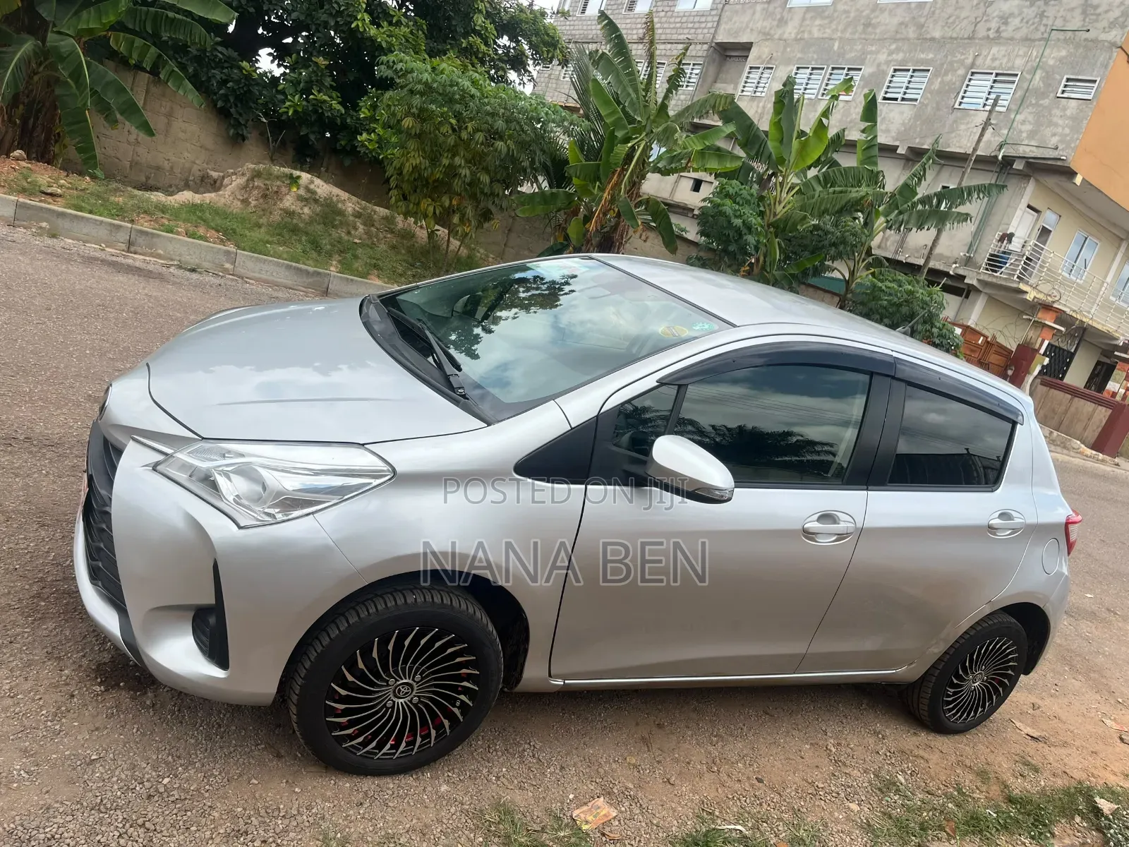 Toyota Vitz 2017 Silver