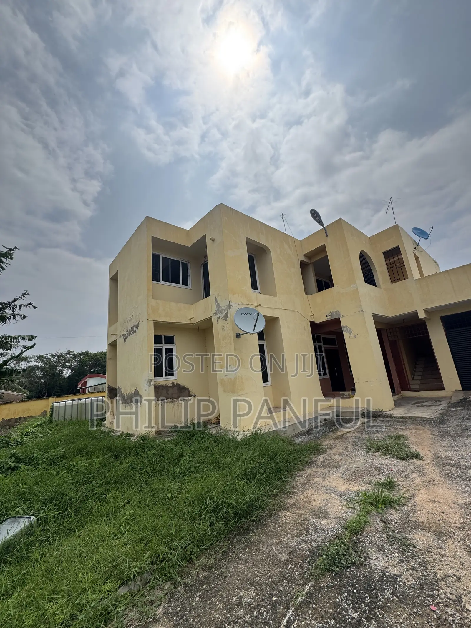 8bdrm House in Sakumono for sale