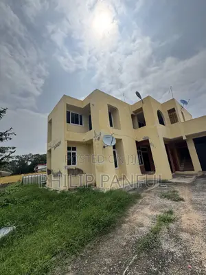 8bdrm House in Sakumono for sale